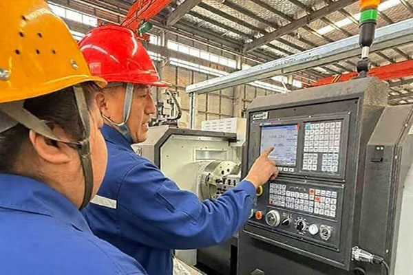 Which Is Better, Manual Machining or CNC Lathe Machining?