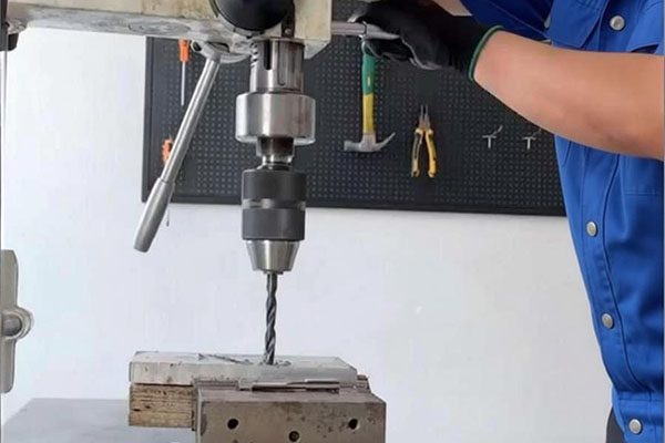 CNC Internal Threading Methods: Tapping, Milling & Boring